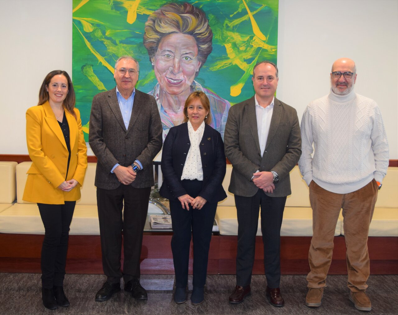 Representantes de Galletas Gullón y AECC en Palencia durante la renovación del convenio