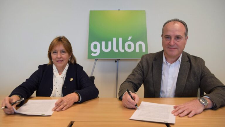 Firma de convenio entre Galletas Gullón y la Asociación Española Contra el Cáncer en Palencia