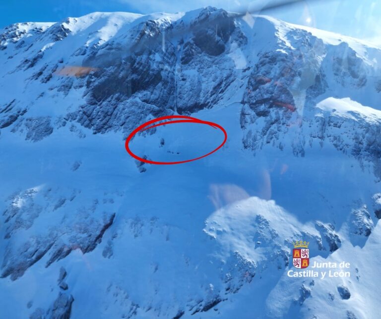 Vista aérea del rescate de un montañero herido en Peñas Malas