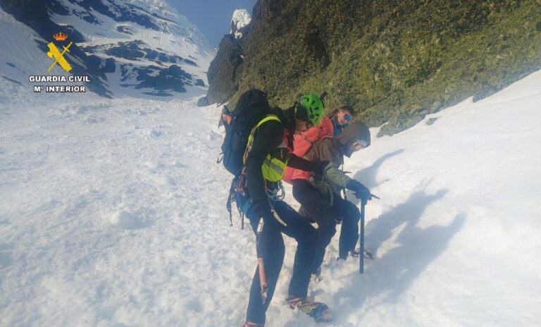 Tres montañeros siendo rescatados en la nieve por la Guardia Civil