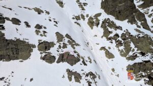 Vista aérea de un rescate en la montaña con nieve