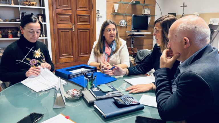 Reunión de la alcaldesa de Manquillos con representantes de la Diputación.