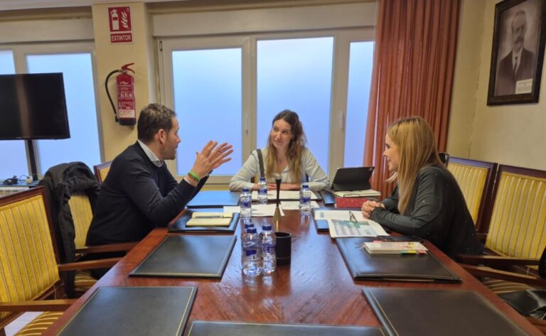 Reunión del PSOE sobre farmacias en Palencia con tres personas discutiendo