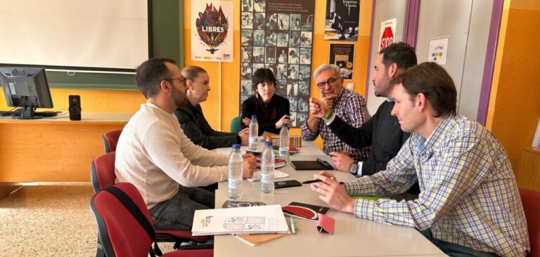 Reunión del PSOE sobre la Universidad Popular de Palencia con varios participantes