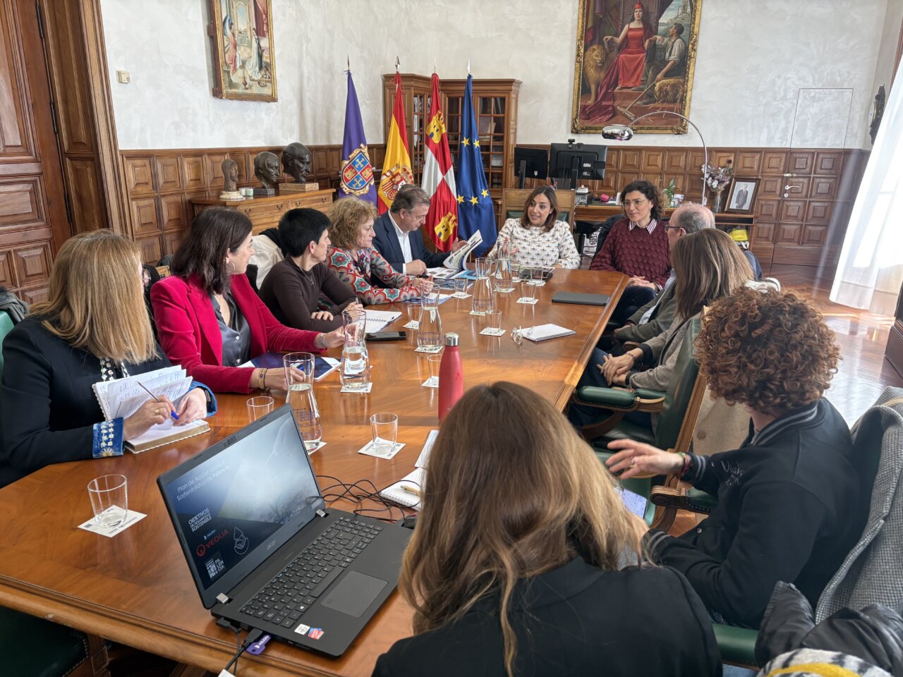 Reunión de seguimiento del Plan de Acción Social en Palencia con varios participantes