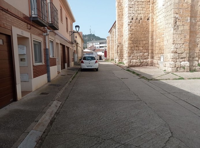 Vista de la calle junto a la Iglesia de Santa María en Villamuriel de Cerrato