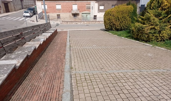 Vista de la reurbanización en el entorno del templo de Santa María en Villamuriel.