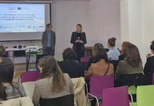 Presentación del proyecto Revital en Palencia con dos ponentes y público