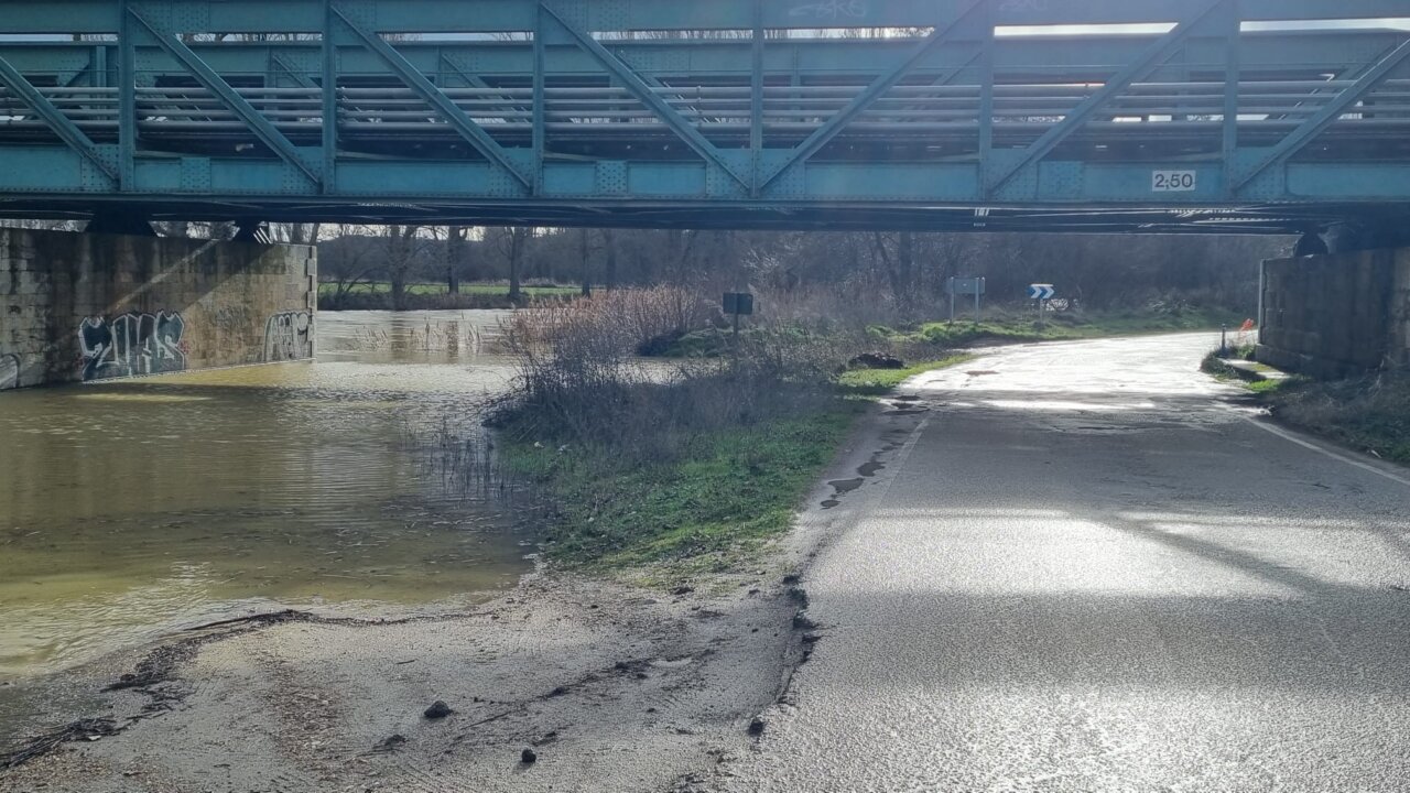 Vista del río Carrión inundado bajo un puente en Palencia