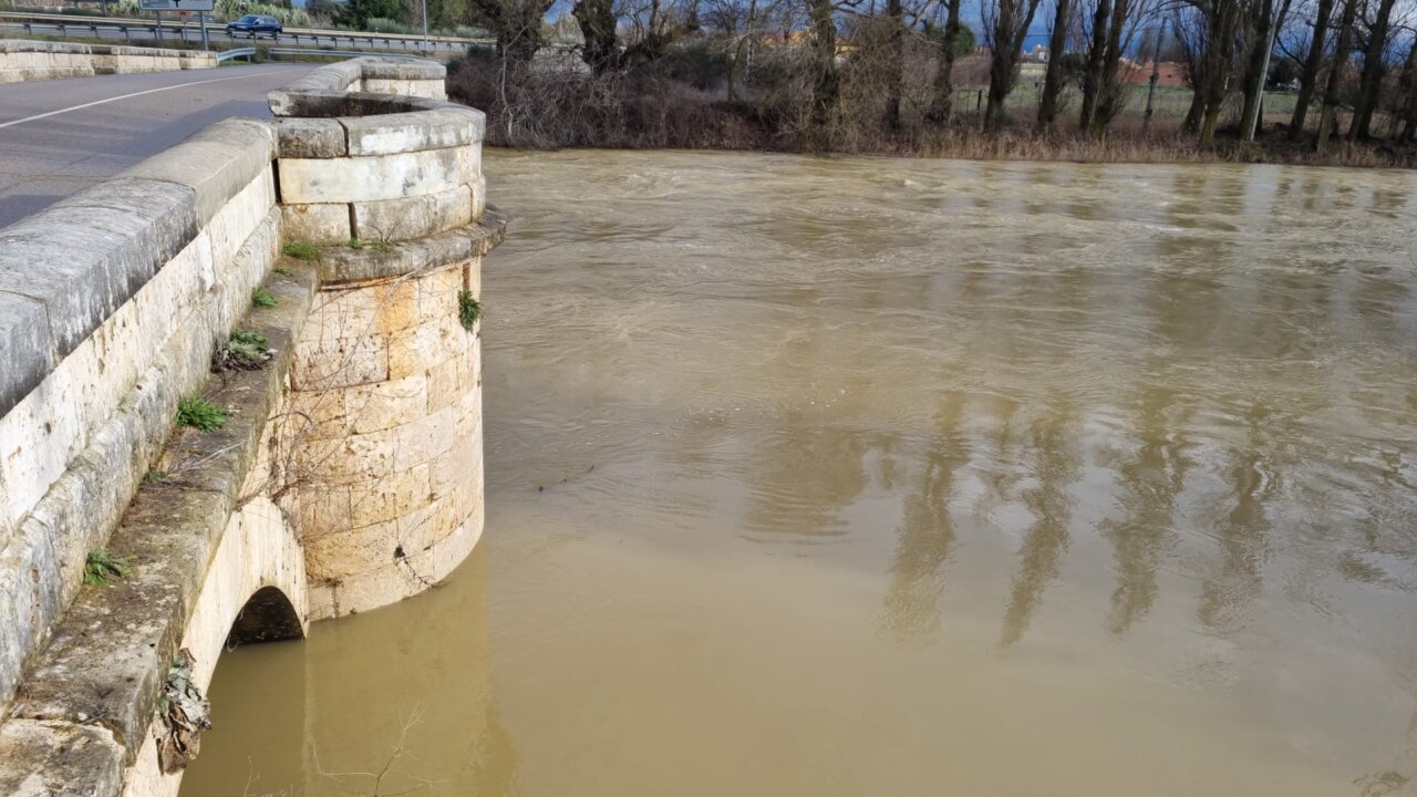 Vista del río Carrión en Palencia con alto nivel de agua