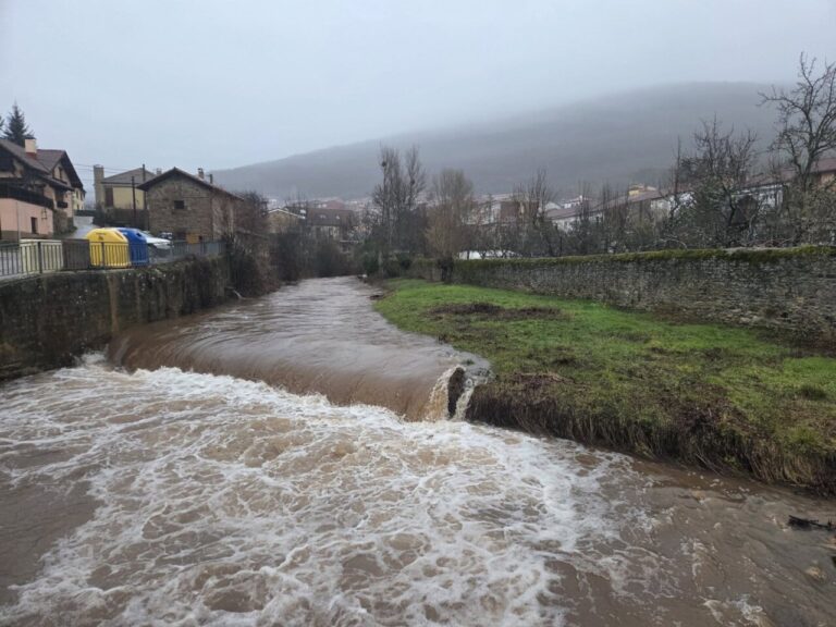 Río Rubagón en Barruelo con alto caudal tras lluvias intensas