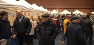 Asistentes en la Feria de las Candelas en Saldaña