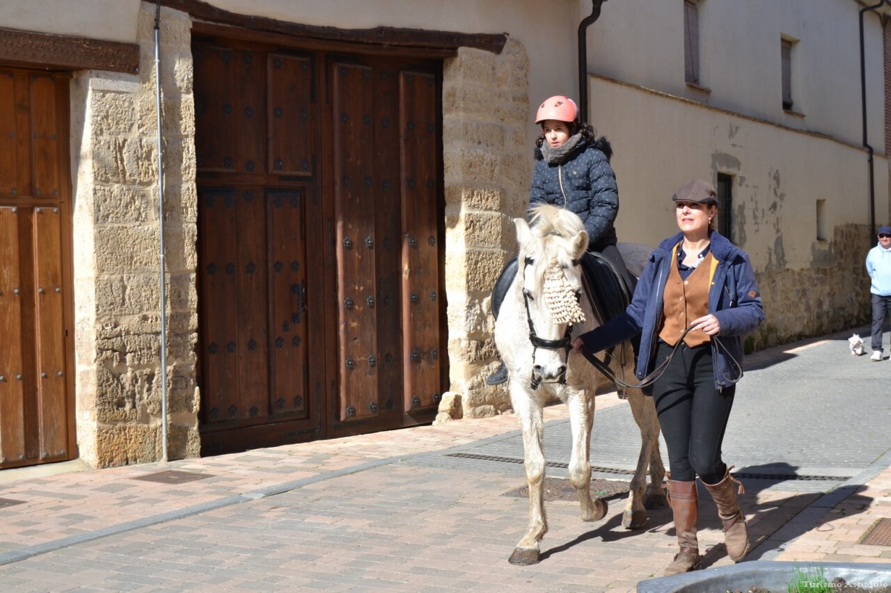 Niña montando a caballo durante la festividad de San Matías en Astudillo