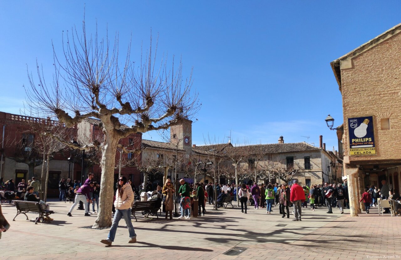 Plaza de San Matías en Astudillo con árboles y gente