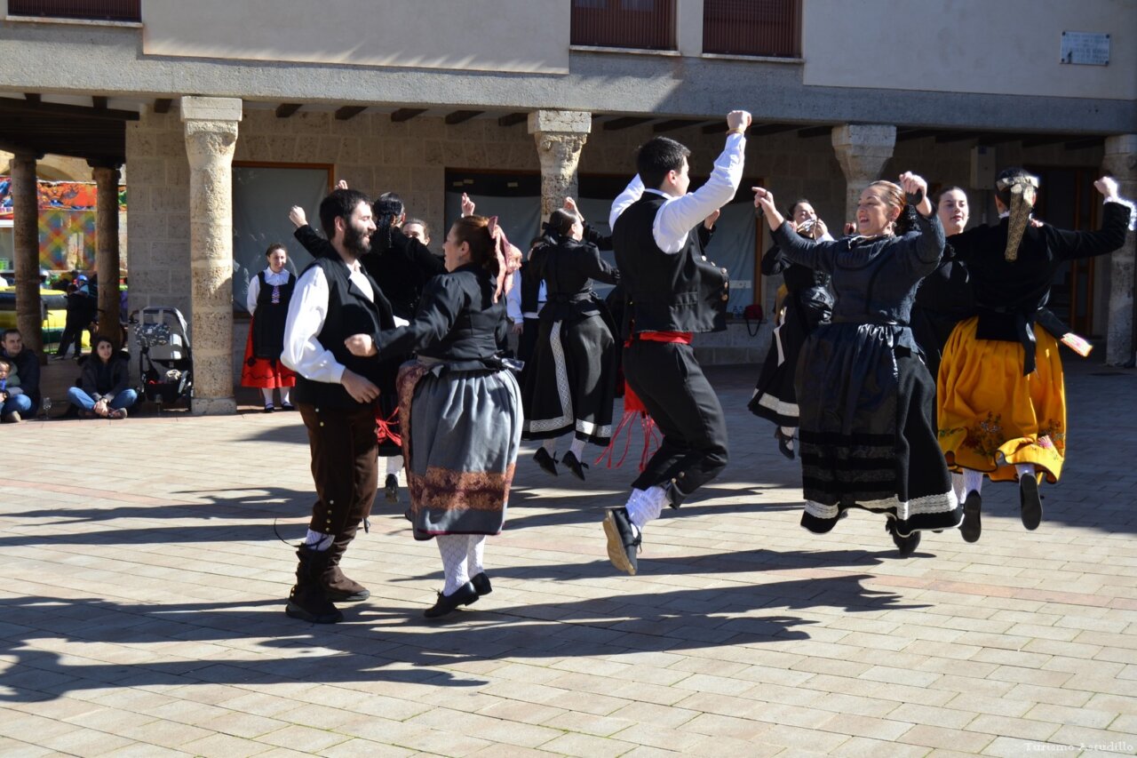 Grupo de personas bailando en la celebración de San Matías en Astudillo