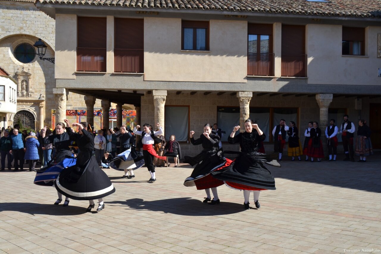 Grupo de personas bailando en trajes tradicionales en Astudillo