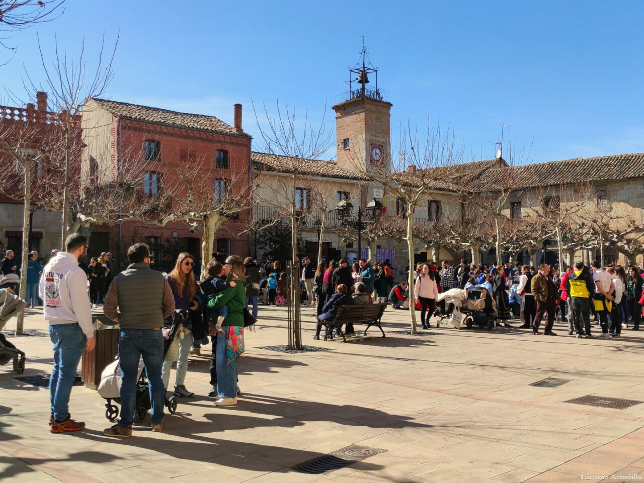 Celebración de San Matías en la plaza de Astudillo con mucha gente