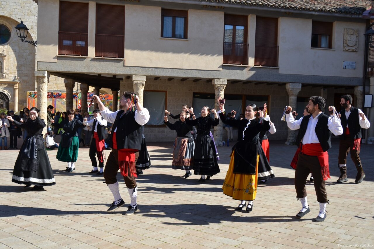 Grupo de danzas en la celebración de San Matías en Astudillo