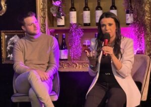 Sarah Santaolalla hablando en un evento en Palencia