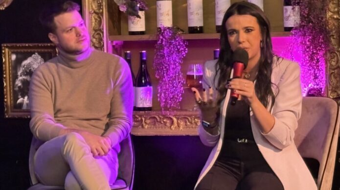 Sarah Santaolalla hablando en un evento en Palencia