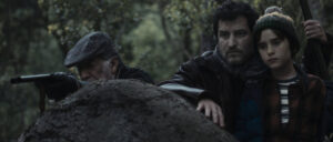 Escena del cortometraje Señuelo con tres personajes en un entorno natural