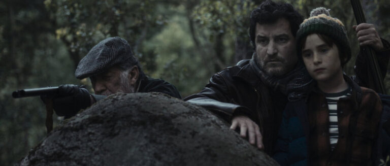 Escena del cortometraje Señuelo con tres personajes en un entorno natural