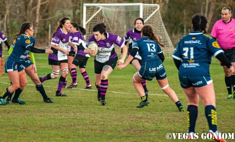 Sonia Pereira jugando rugby en un partido femenino en Palencia