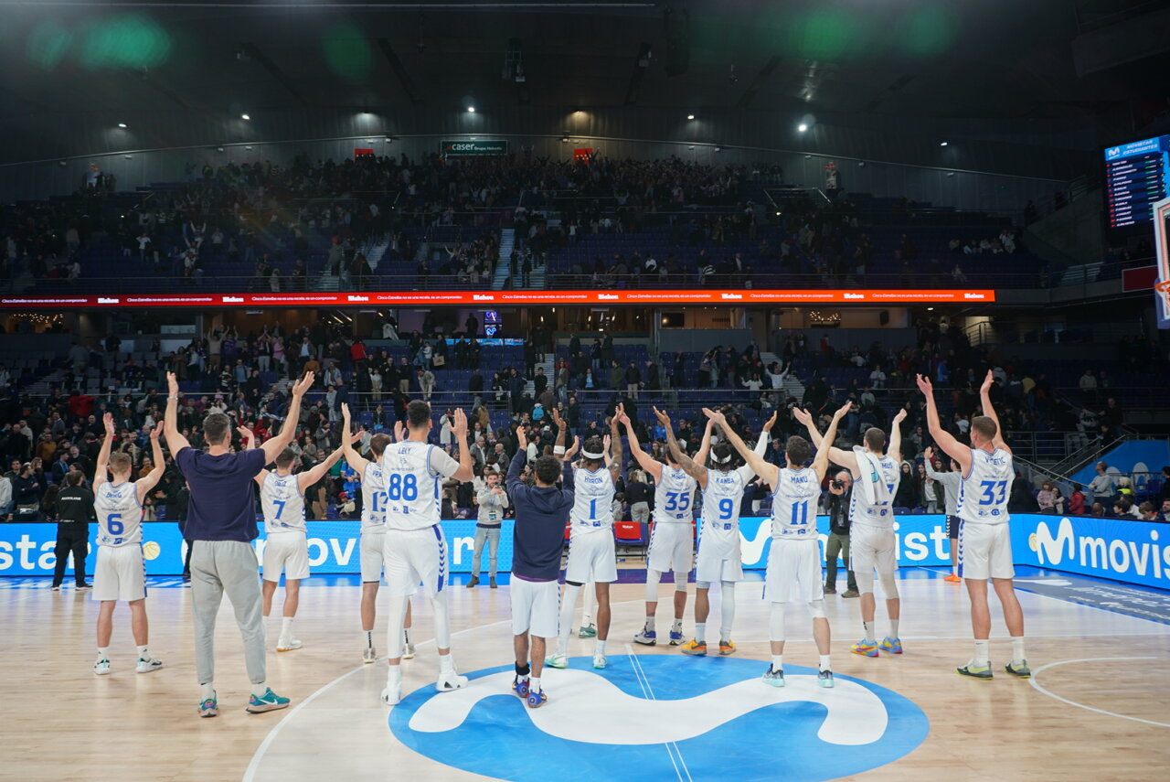 Jugadores del Súper Agropal Palencia celebrando en el Movistar Arena