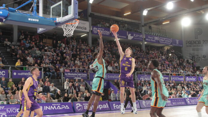 Jugador de baloncesto lanzando a canasta durante un partido