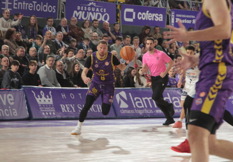 Jugador del Super Agropal en un partido de baloncesto contra el Flexicar Fuenlabrada