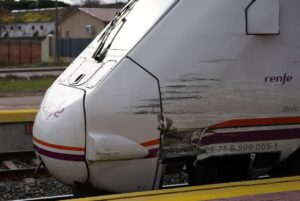 Tren de media distancia de Renfe dañado tras arrollar un camión en Matapozuelos.