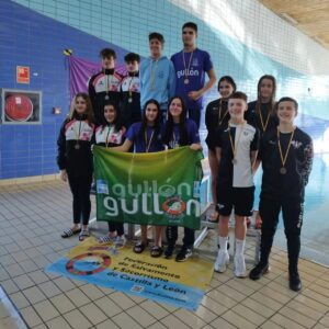 Grupo de jóvenes medallistas en el Trofeo de Salvamento y Socorrismo en Palencia