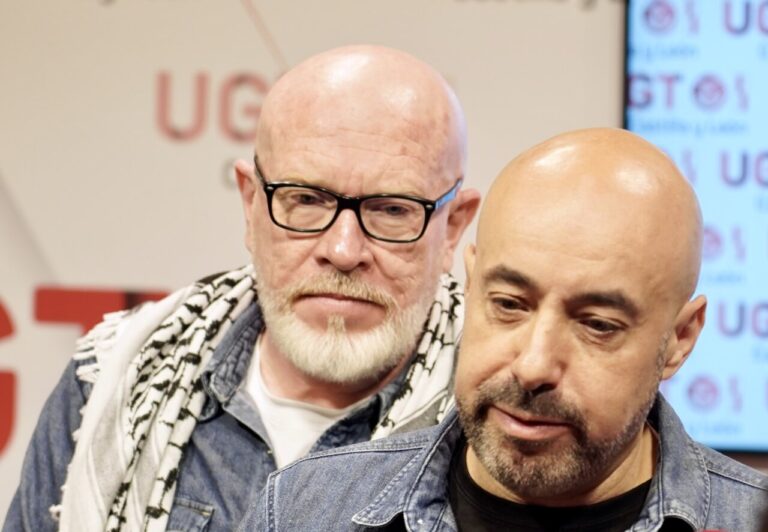 Reunión de líderes sindicales de UGT discutiendo acusaciones políticas