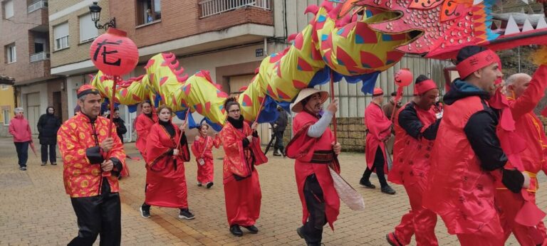 Desfile de disfraces en Velilla del Río Carrión durante el carnaval.