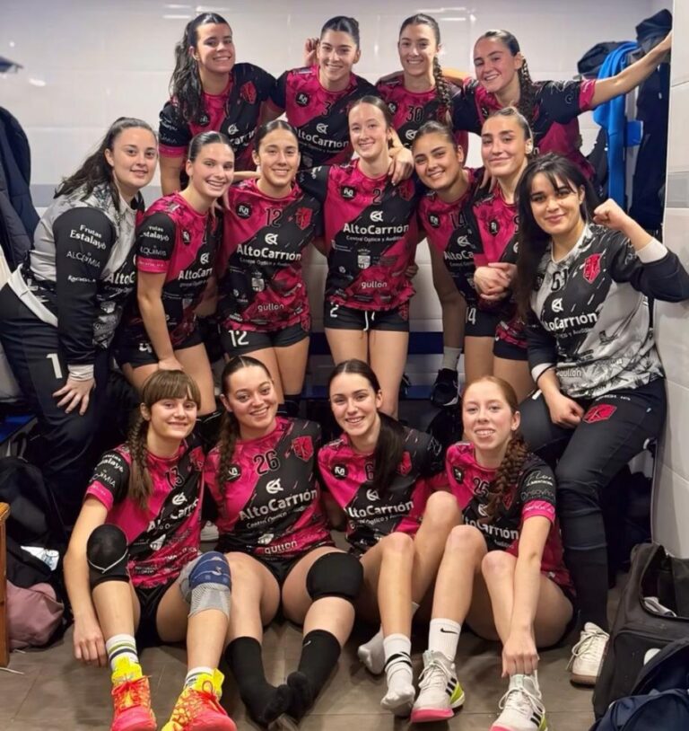 Equipo de balonmano BM Fuentes Carrionas celebrando victoria en el vestuario
