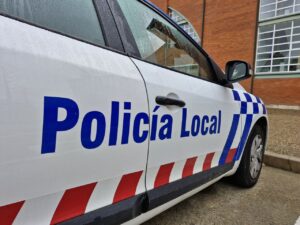 Vehículo de la Policía Local en Palencia tras el viento fuerte