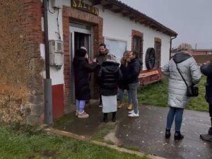 Candidato del PSOE conversando con vecinos en San Pedro de Cansoles