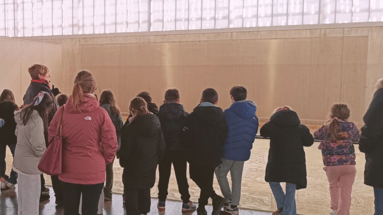 Grupo de escolares observando una actividad didáctica en La Olmeda