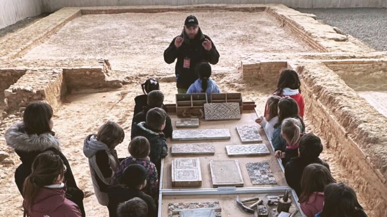 Grupo de escolares en un taller de mosaico romano en La Olmeda