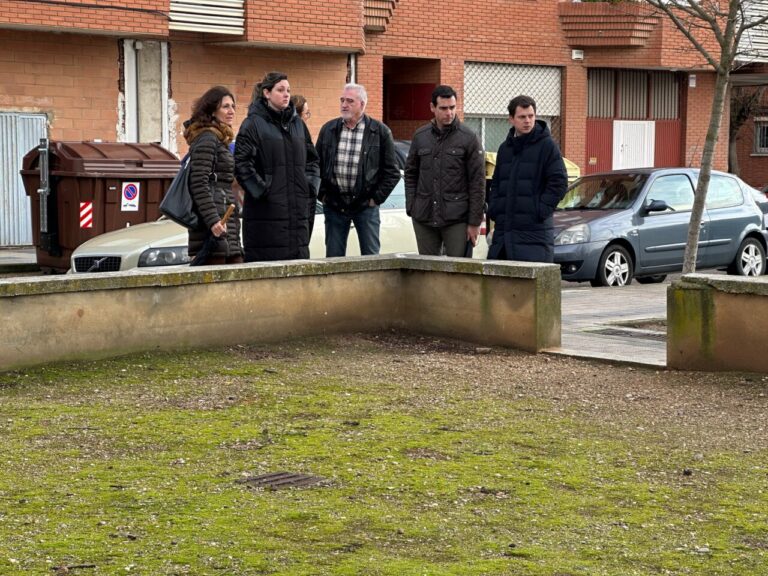 Miembros del Partido Popular visitan el barrio San Antonio en Palencia