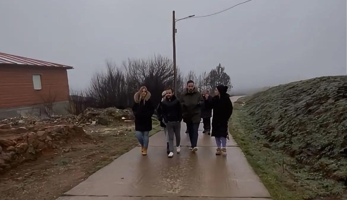 Grupo de personas caminando por un camino en San Pedro de Cansoles