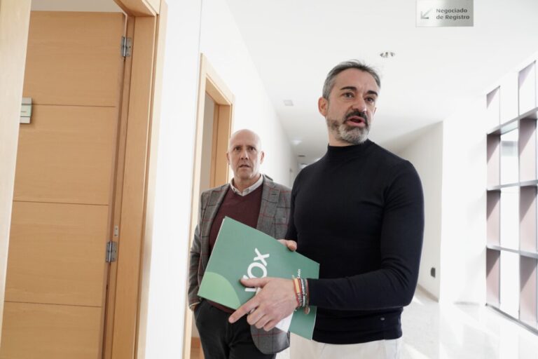 David Hierro y otros miembros de Vox en una reunión en Palencia