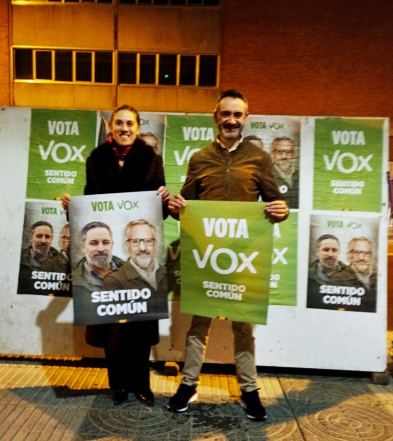 Candidatos de Vox sosteniendo carteles en apoyo al campo palentino