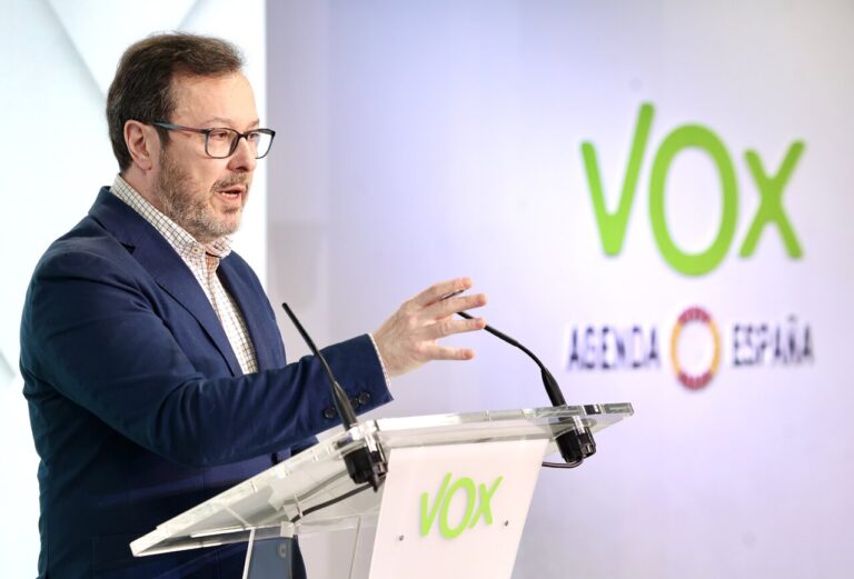Un político de Vox hablando en un evento con un micrófono