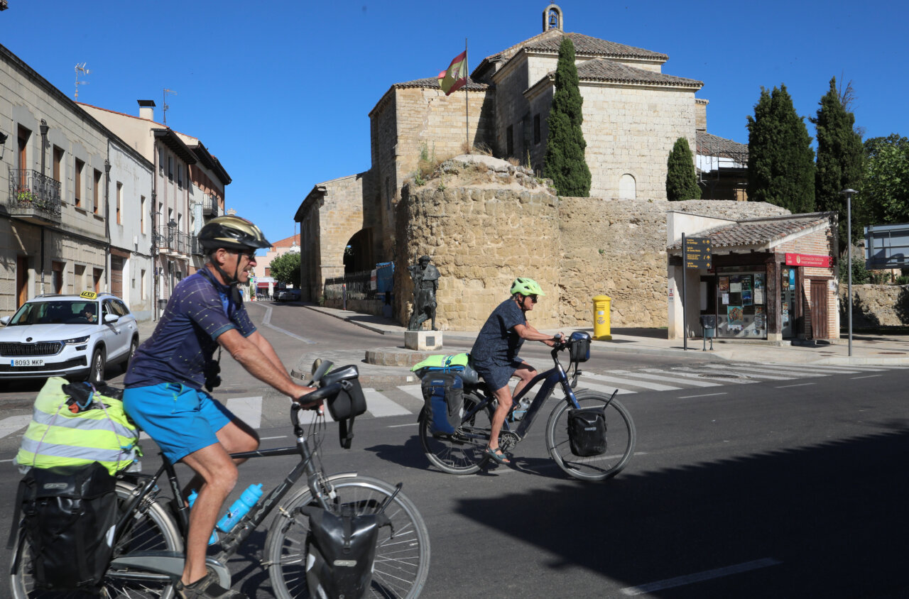 Dos ciclistas en el Camino de Santiago en Palencia