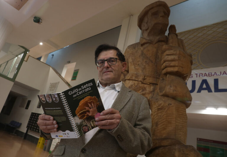 Hombre sosteniendo la Guía de Setas del Cerrato en un entorno interior