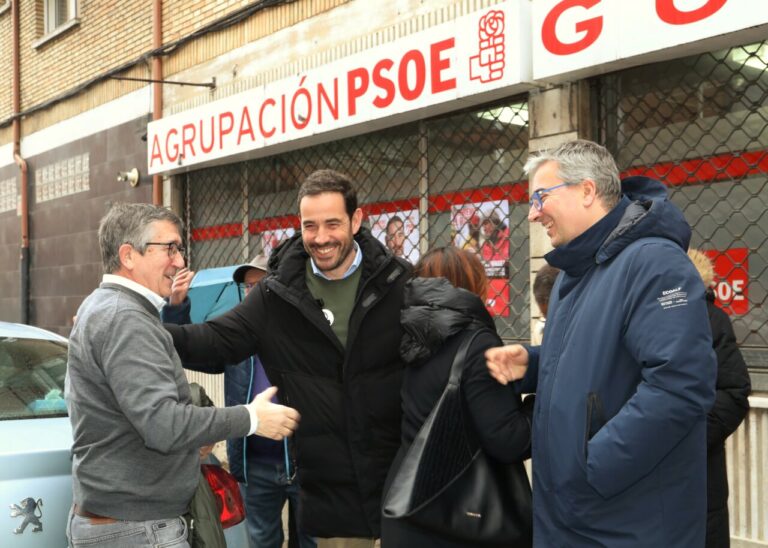 Patxi López interactuando con simpatizantes del PSOE en Guardo