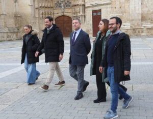 Emiliano García-Page caminando en Palencia con otros miembros del partido
