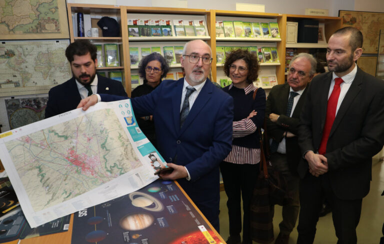 Inauguración de la Casa del Mapa en Palencia con un mapa en primer plano.