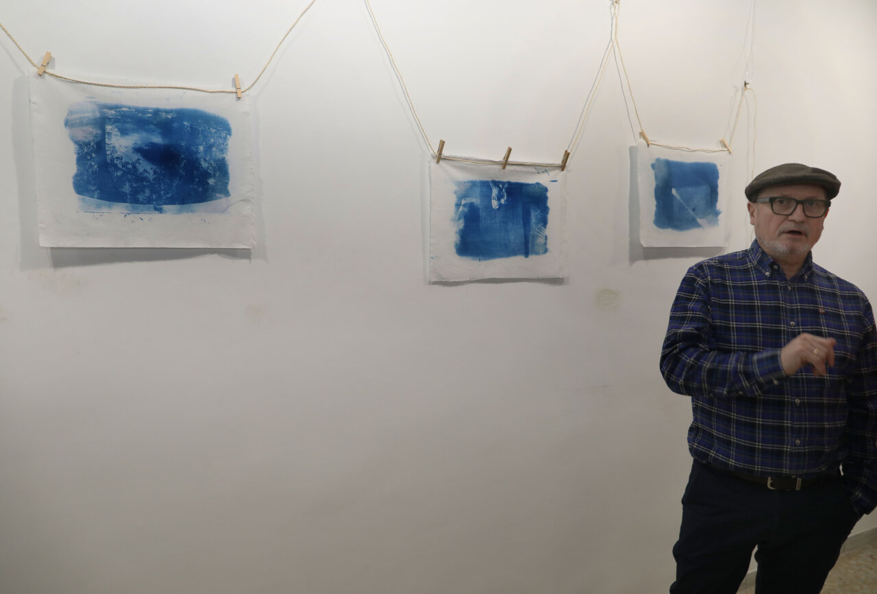 Exposición Azulete con cianotipias colgadas en la pared